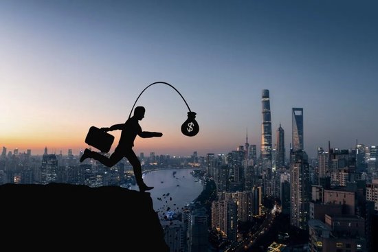 “股神”卷走4500万元跑了：诈骗团伙伪装成“民间股神”，中粤优配APP炒股相关受害者超300人金额超3000万